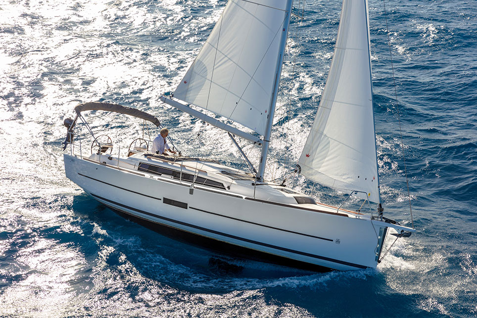 Cruising-yacht-dufour-360-photo-boat