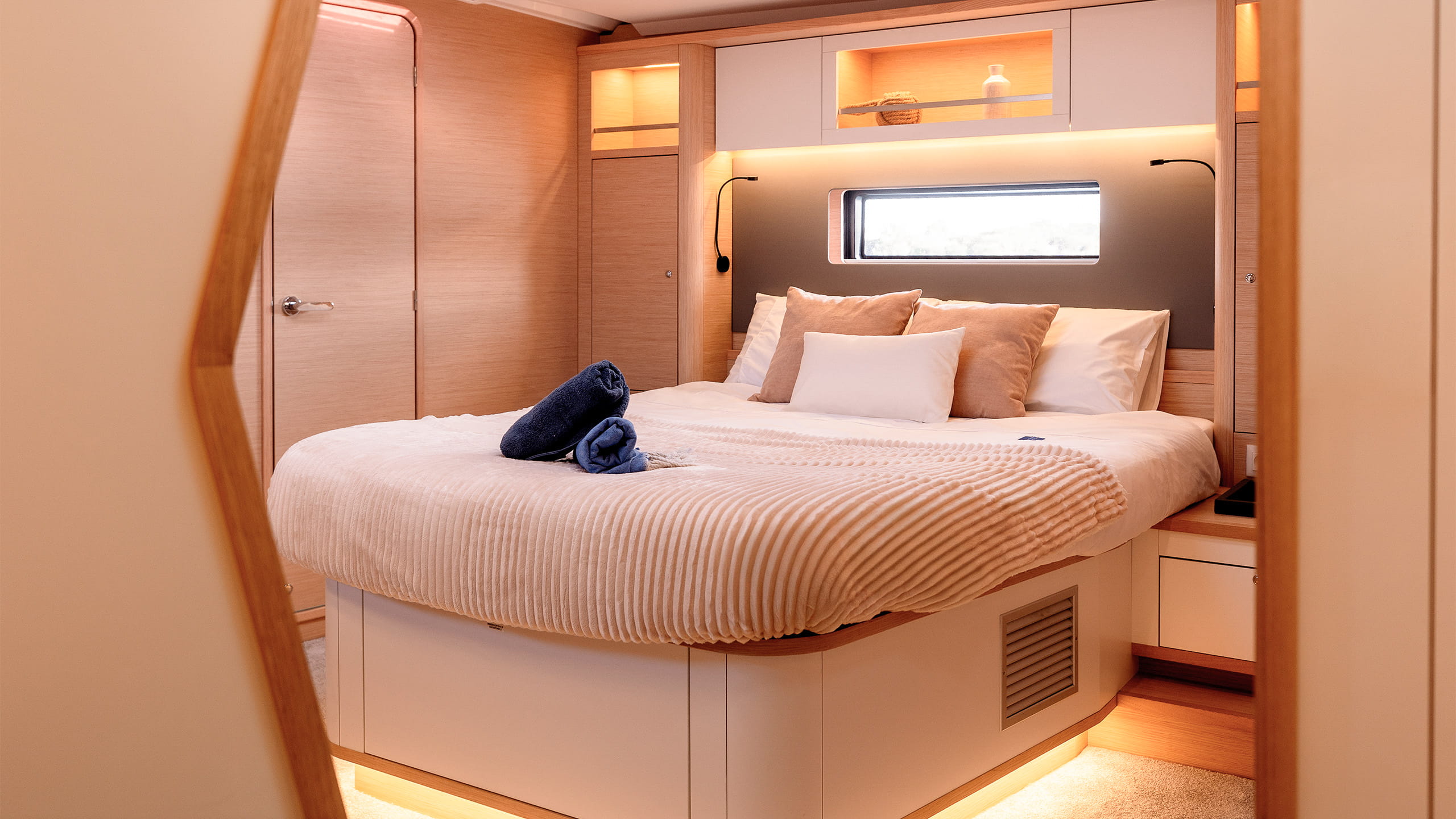Dufour-54-Sailboat-Interior-09