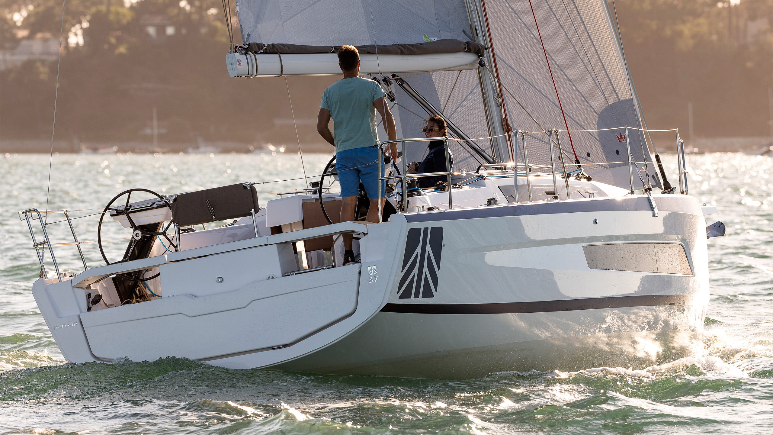 Dufour-37-Sailboat-Exterior-04