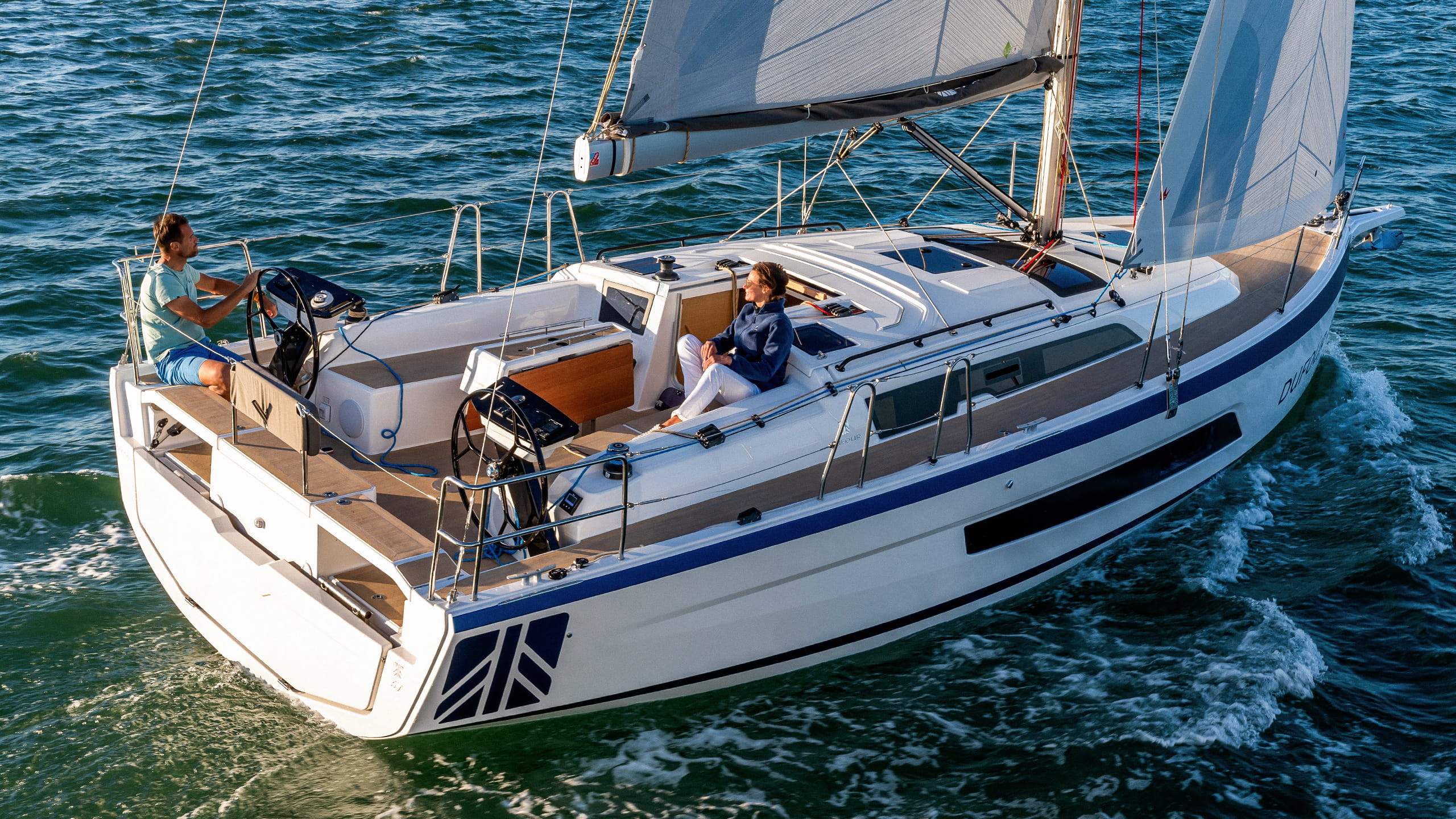 Dufour-37-Sailboat-Exterior-07