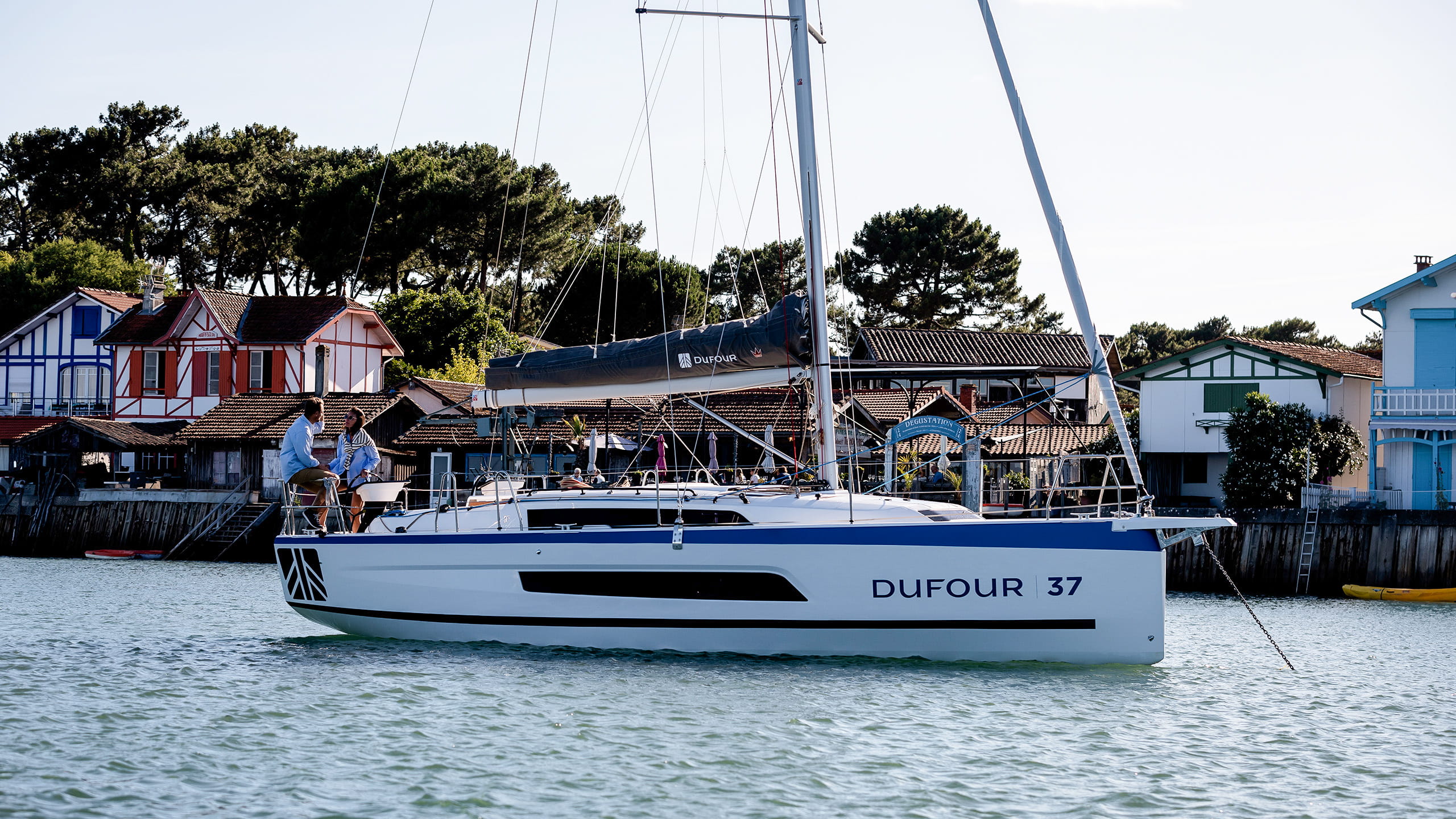 Dufour-37-Sailboat-Exterior-09