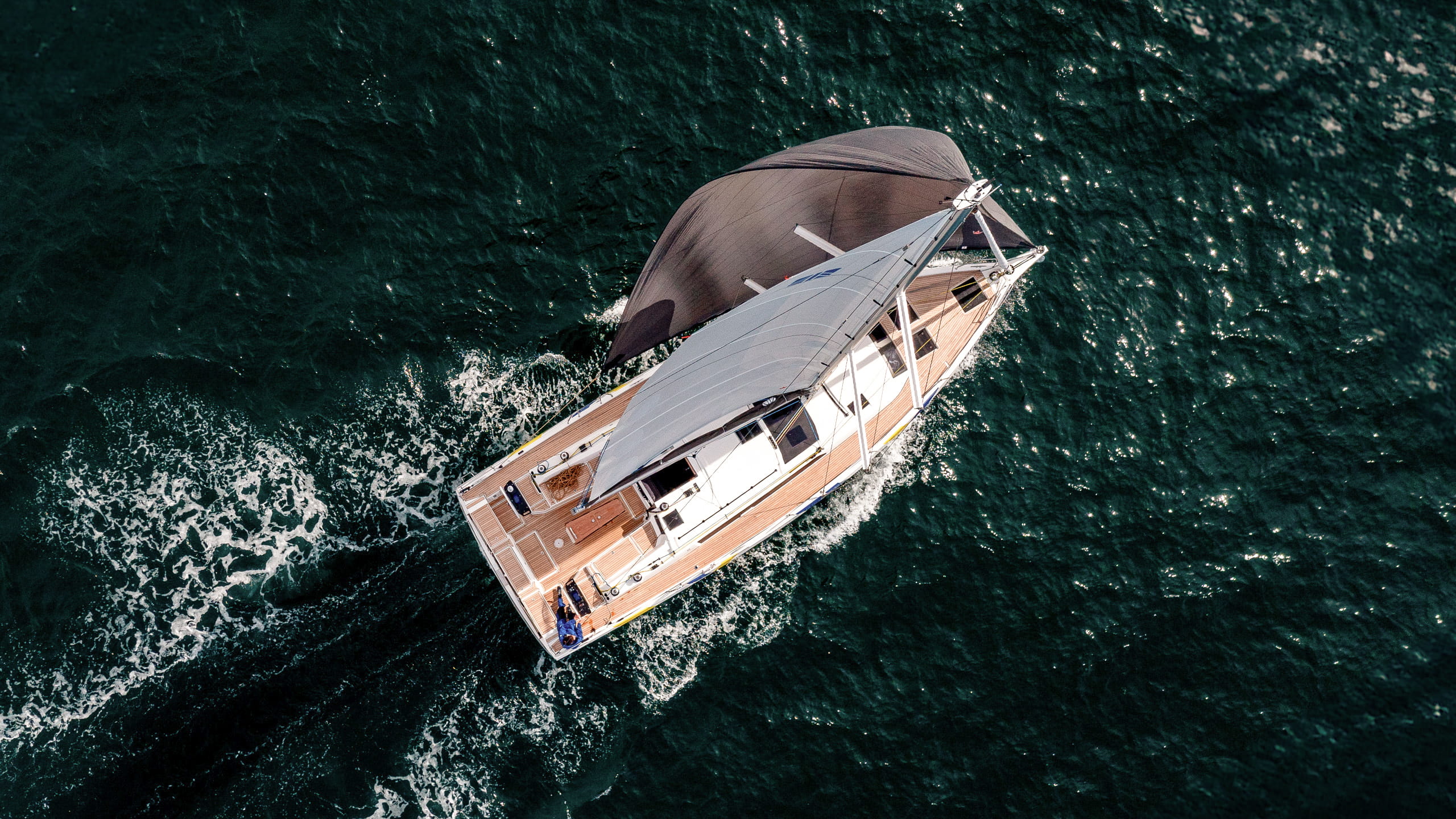 Dufour-44-Sailboat-Exterior-05