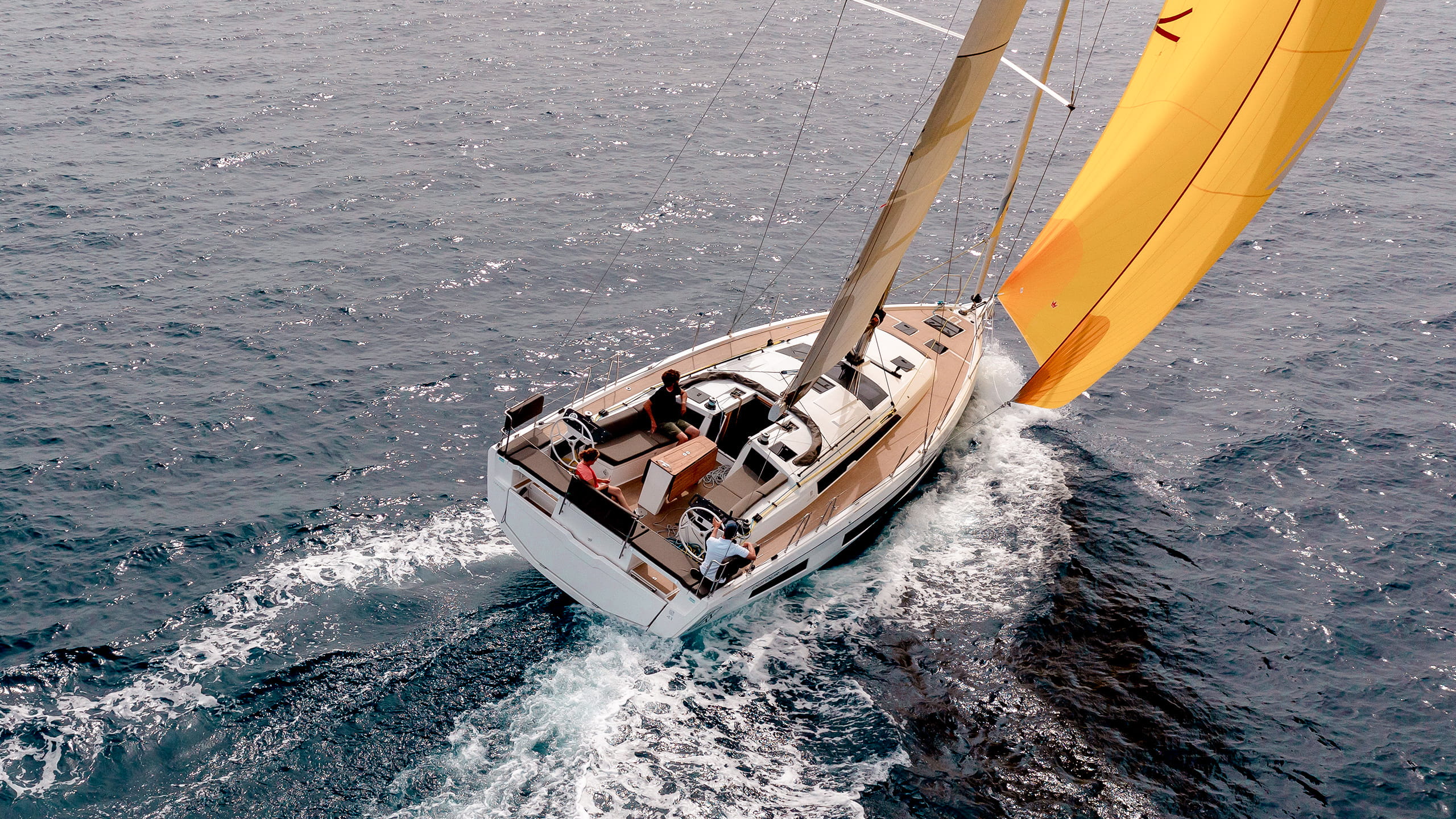Dufour-41-Sailboat-Exterior-02