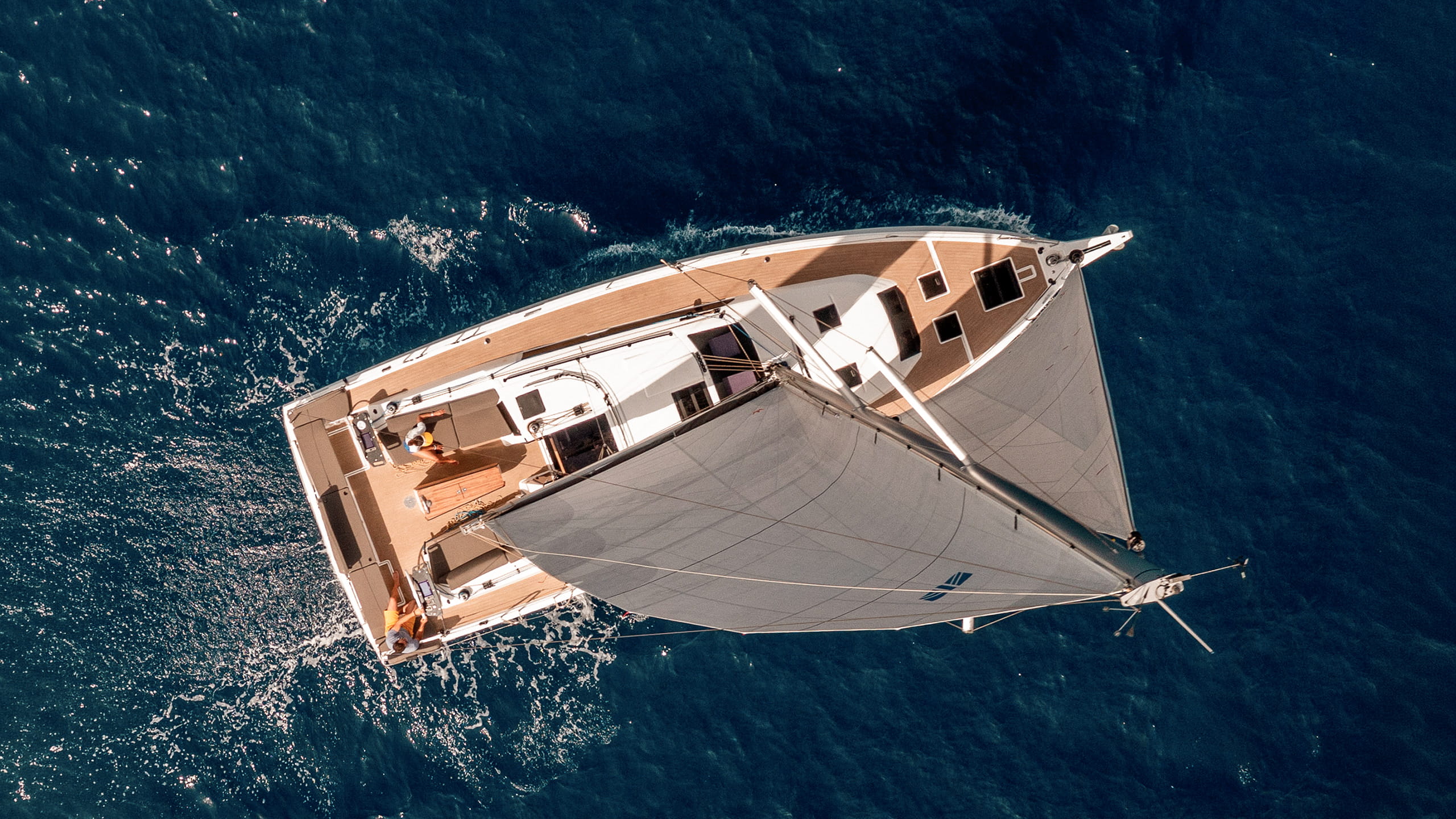 Dufour-41-Sailboat-Exterior-05