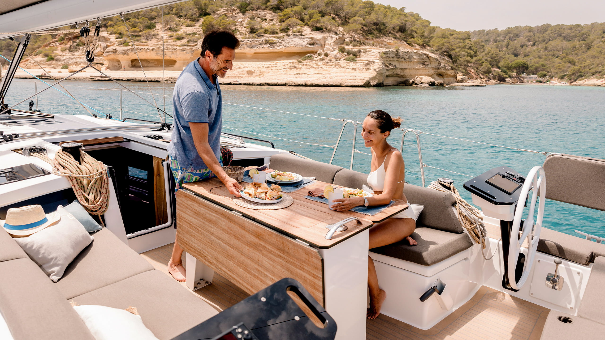 Dufour-41-Sailboat-Exterior-12
